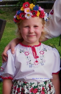 Bluzeczka dziecięca ręcznie haftowana do stroju krakowskiego