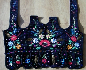 Gorset dziecięcy -strój krakowski, bogato zdobiony ręcznym haftem