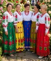 Firefly_Gemini Flash_ Pokaż ten stój na 5 kobietach , kolorowe spódnice Bluzka biała na tle ogrodu z róża 207118.jpg