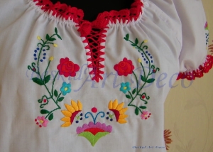 Bluzka wyszywana ręcznie z krótkim rękawkiem