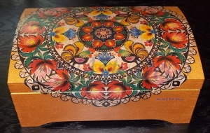 Kufer drewniany ręcznie zdobiony